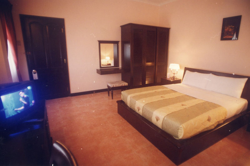 Tại HP Villa Hotel, mọi sự cố gắng đều nhằm mục đích khiến cho du khách hài lòng. Để làm được điều đó, khách sạn sẽ cung cấp dịch vụ và tiện nghi tốt nhất. Những tính năng hàng đầu của khách sạn bao gồm bãi đỗ xe, dịch vụ du lịch, nhà hàng, quán bar, quán cà phê.  Hãy trải nghiệm qua thiết bị phòng chất lượng cao cấp, bao gồm bàn, truy cập internet không dây, tivi, tủ lạnh, truy cập internet không dây (miễn phí), giúp cho bạn phục hồi sức khỏe sau một ngày dài. Bên cạnh đó, khách sạn còn gợi ý cho bạn những hoạt động vui chơi giải trí bảo đảm bạn luôn thấy hứng thú trong suốt kì nghỉ.
